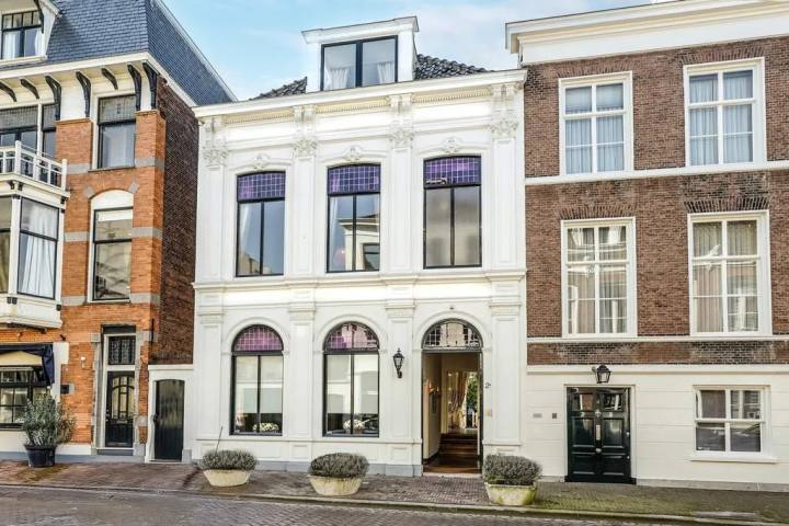 Hoekwoning aan de Nieuwe Schoolstraat in Den Haag in Den Haag