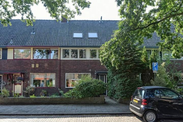 Tussenwoning aan de Eemnesserweg in Hilversum in Hilversum