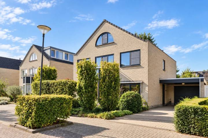 Vrijstaande woning aan de Johan Frisolaan in Vught in Vught